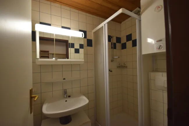 Badezimmer - Garconiere mit Balkon Miete Grödig