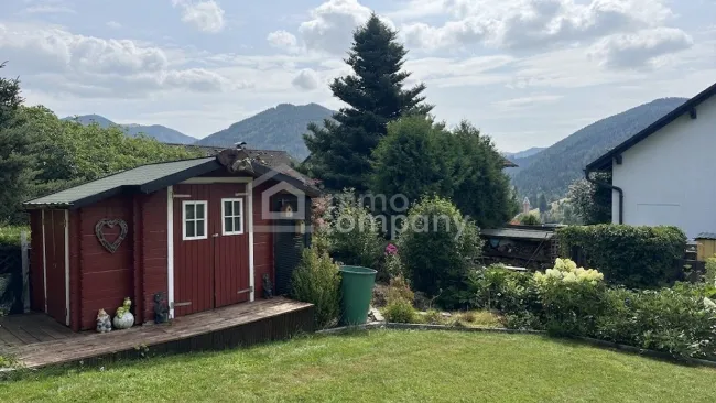 Blick vom Gemüsegarten zum Haus
