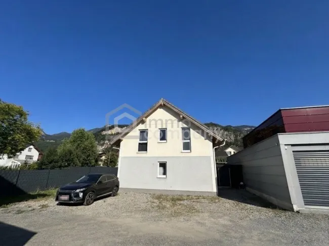 Einfamilienhaus Hohenems, Nahe Zentrum, großzügige Terrassenfläche mit Gartenanlage, neuer Zaun mit Sichtschutz, mehrere Außenstellplätze auf privatem Grundstück. - Bild