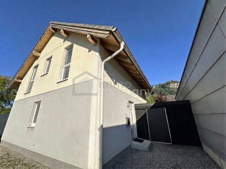 Einfamilienhaus Hohenems, Nahe Zentrum, großzügige Terrassenfläche mit Gartenanlage, neuer Zaun mit Sichtschutz, mehrere Außenstellplätze auf privatem Grundstück.