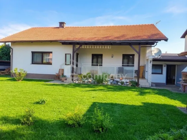 Charmanter Bungalow in Theresienfeld, 4 Zimmer, Garten, Terrasse, Garage - Titelbild