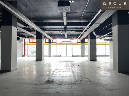 Geschäftsfläche mit ca. 1.500m2 - Stellplätze vor der Fläche - direkte Anlieferung möglich