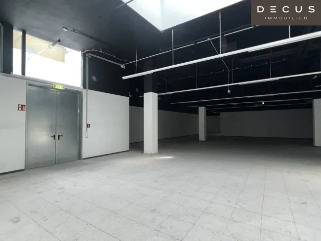 Geschäftsfläche mit ca. 1.500m2 - Stellplätze vor der Fläche - direkte Anlieferung möglich