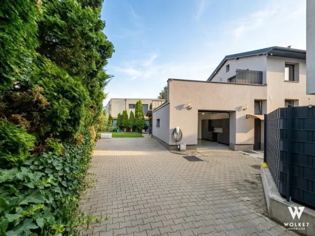 Großzügiges Einfamilienhaus mit viel Platz, sonnigen Terrassen, Garage plus Carport! - Titelbild
