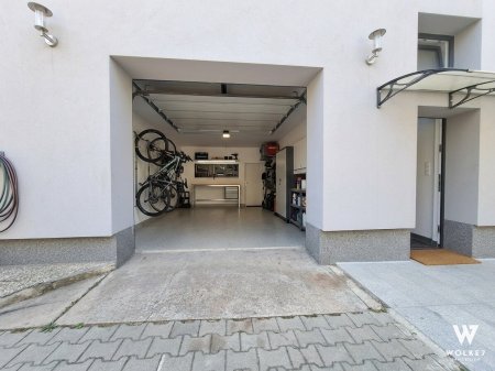 Großzügiges Einfamilienhaus mit viel Platz, sonnigen Terrassen, Garage plus Carport!