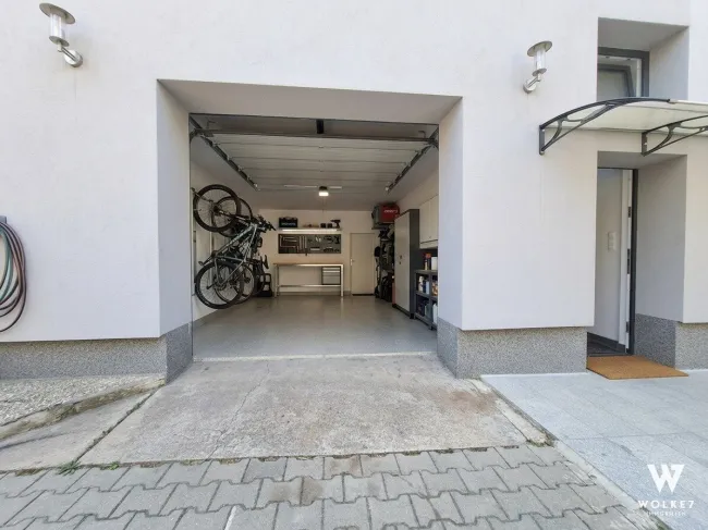 Großzügiges Einfamilienhaus mit viel Platz, sonnigen Terrassen, Garage plus Carport! - Bild