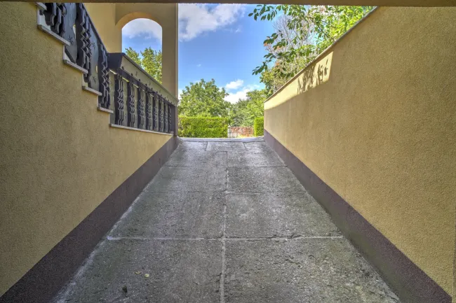 Garage mit Blick auf Straße