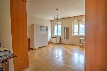 Renovierungsbedürftige 3 Zimmer Wohnung in einem thermisch sanierten Haus!