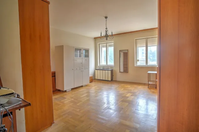 Renovierungsbedürftige 3 Zimmer Wohnung in einem thermisch sanierten Haus! - Bild