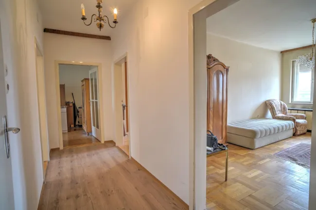 Renovierungsbedürftige 3 Zimmer Wohnung in einem thermisch sanierten Haus! - Titelbild