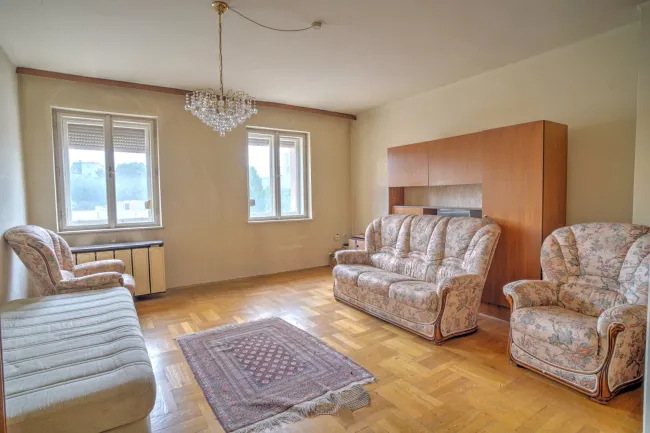Renovierungsbedürftige 3 Zimmer Wohnung in einem thermisch sanierten Haus! - Bild