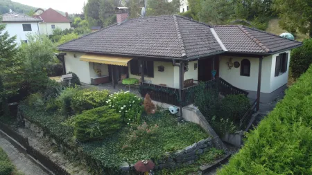 Gepflegter Bungalow in ruhiger Lage von Alland – Wohlfühlen mit Gartenidylle