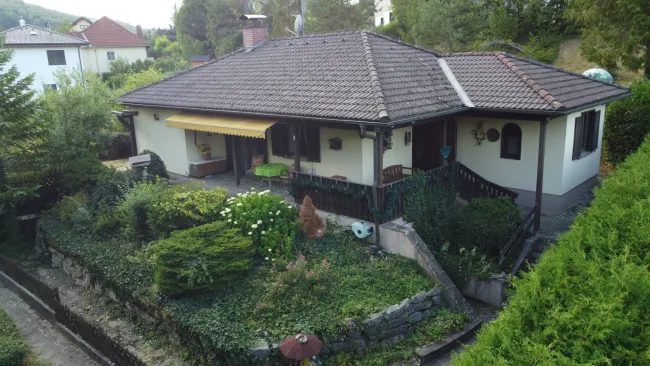 Gepflegter Bungalow in ruhiger Lage von Alland – Wohlfühlen mit Gartenidylle - Titelbild