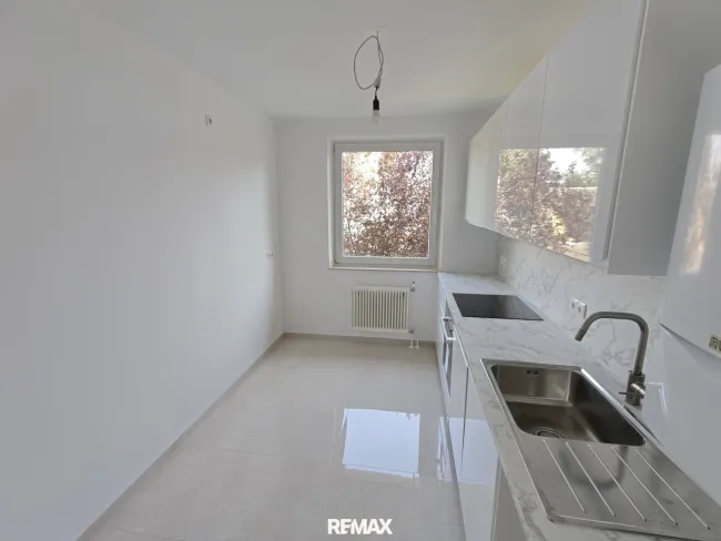 neue Küche mit Fenster in den Garten