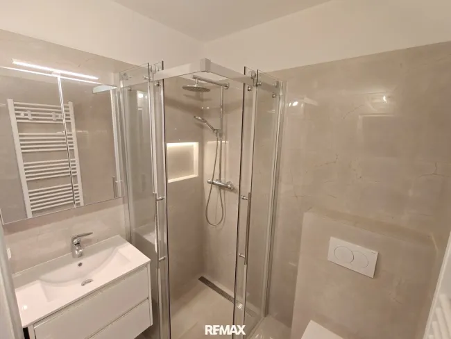 neues Badezimmer mit Dusche und 2tem WC