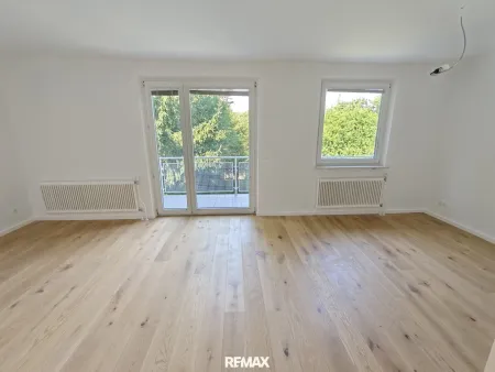 helles Wohn- & Esszimmer mit Ausgang auf den Balkon
