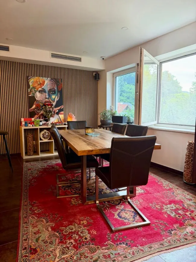 Luxuriöses Wohnen wie im eigenen Haus – Stilvolle Gartenwohnung mit Privatgarten - Bild