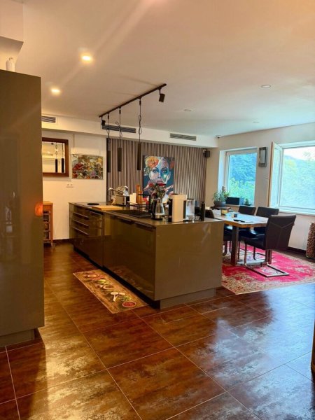 Luxuriöses Wohnen wie im eigenen Haus – Stilvolle Gartenwohnung mit Privatgarten