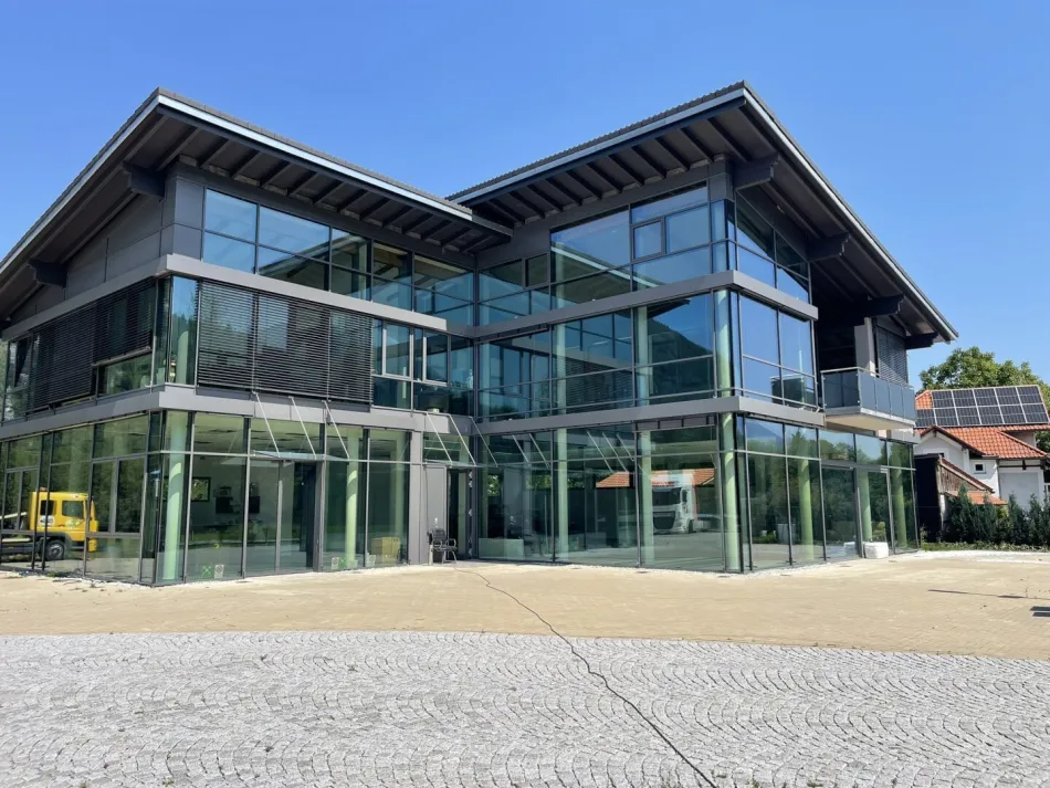 Repräsentatives Autohaus mit Showroom, Büro- & Wohnflächen in Bestlage Bad Reichenhall - Titelbild