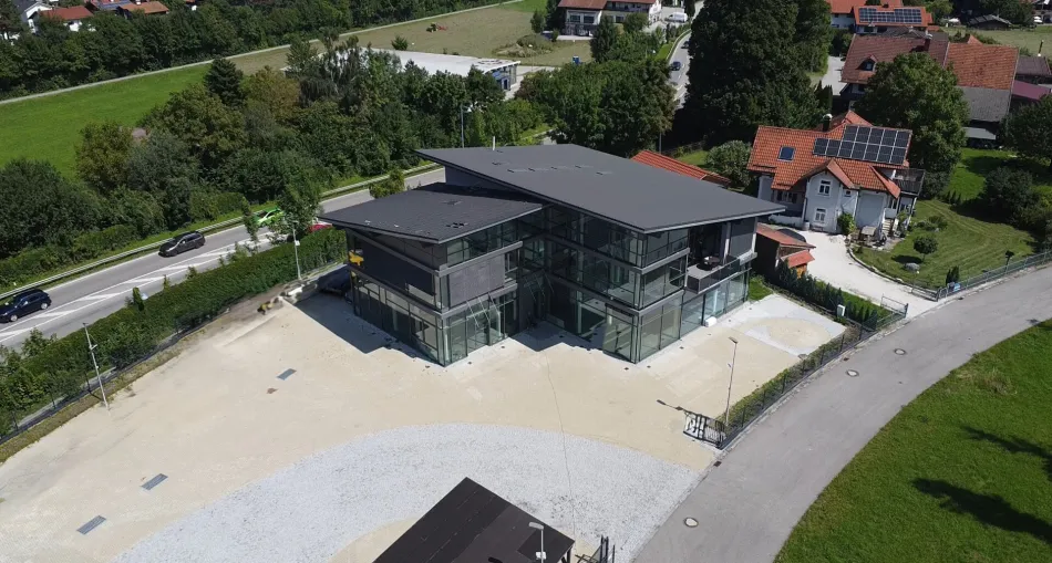 Repräsentatives Autohaus mit Showroom, Büro- & Wohnflächen in Bestlage Bad Reichenhall - Bild