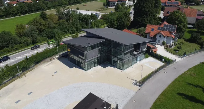 Repräsentatives Autohaus mit Showroom, Büro- & Wohnflächen in Bestlage Bad Reichenhall - Bild