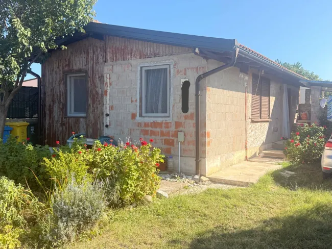 Ferienhaus nur 200 Meter vom Meer – Nähe Medulin Charmantes Ferienhaus mit großem Potenzial Kaufpreis: 150.000 € - Bild