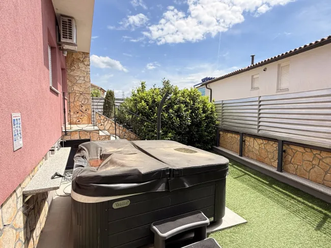 Rendite-Zinshaus in Vodnjan: 220m², 8 Zimmer, Pool, Balkone, 5 Stellplätze, €450.000 - Bild