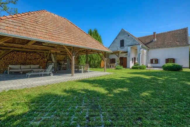 +++ Rarität in Ruhelage: Authentisches Jahrhundertwendehaus mit Charme und Geschichte in Petőháza bei Fertöd! +++ - Bild