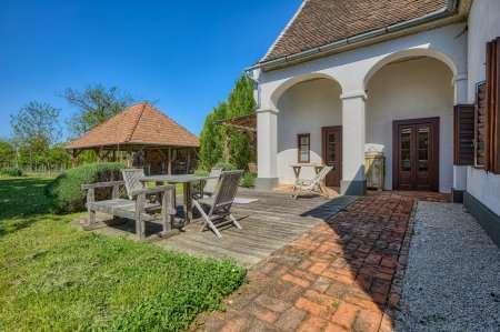 +++ Rarität in Ruhelage: Authentisches Jahrhundertwendehaus mit Charme und Geschichte in Petőháza bei Fertöd! +++