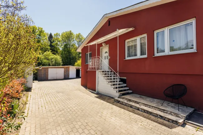 Ruhig gelegenes Einfamilienhaus mit herrlichem Ausblick ins Grüne! Luftwärmepumpe und PV-Anlage! - Bild