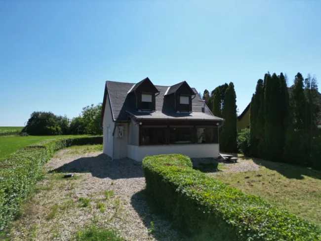 ++ Zum Verkauf gelangt ein Ferienhaus in Ruhelage, direkt am Bene-hegyi-See in Csepreg! ++ - Titelbild
