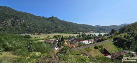 Groisbach in der WACHAU: Landhaus mit terrassenförmigem Grundstück – Donaublick vom oberen Grundstücksbereich
