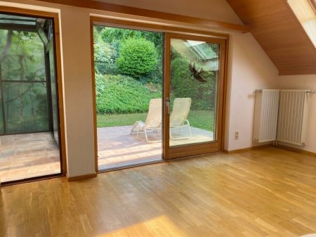 Herrliche Grünruhelage am Ortsrand von Kritzendorf: charmantes Einfamilienhaus - großer Hanggarten, Südterrasse, Glasveranda mit offenem Kamin, Sauna + Carport!