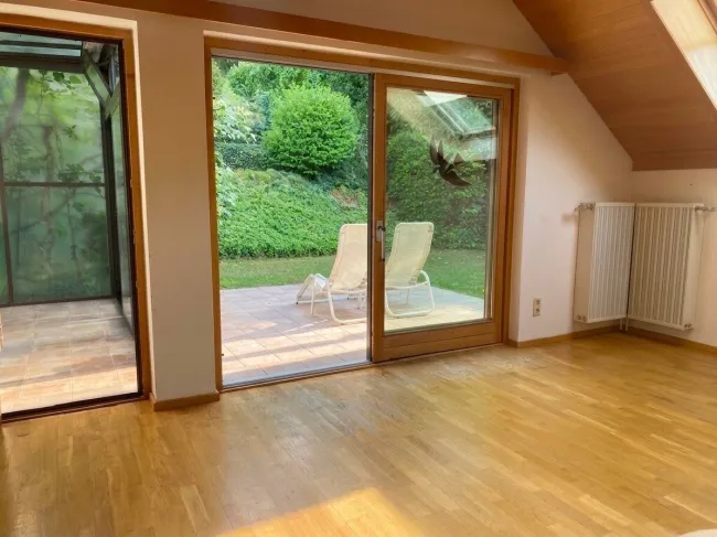Herrliche Grünruhelage am Ortsrand von Kritzendorf: charmantes Einfamilienhaus - großer Hanggarten, Südterrasse, Glasveranda mit offenem Kamin, Sauna + Carport! - Bild