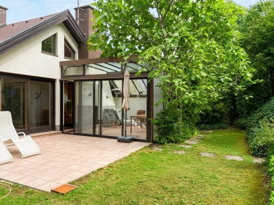 Herrliche Grünruhelage am Ortsrand von Kritzendorf: charmantes Einfamilienhaus - großer Hanggarten, Südterrasse, Glasveranda mit offenem Kamin, Sauna + Carport! - Bild