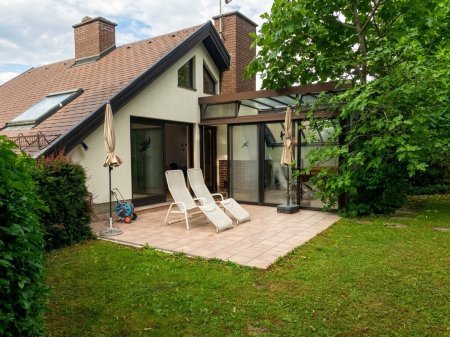 Herrliche Grünruhelage am Ortsrand von Kritzendorf: charmantes Einfamilienhaus - großer Hanggarten, Südterrasse, Glasveranda mit offenem Kamin, Sauna + Carport!