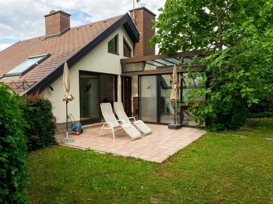 Herrliche Grünruhelage am Ortsrand von Kritzendorf: charmantes Einfamilienhaus - großer Hanggarten, Südterrasse, Glasveranda mit offenem Kamin, Sauna + Carport! - Titelbild