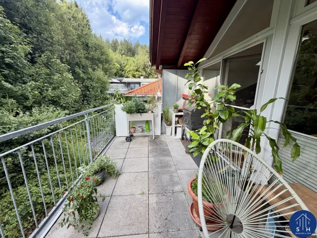 Charmante 2-Zimmer-DG-Wohnung mit Balkon & Garage zu vermieten - Bild