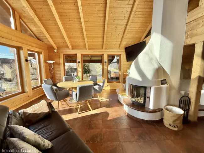 TRAUMHOLZHAUS – Stilvolles Wohnen mit Galerie-Schlafzimmer und malerischer Aussicht - Bild