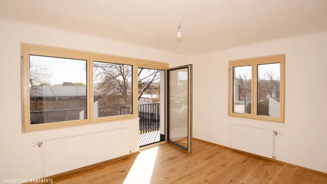 GROSSES ZIMMER MIT TERRASSE