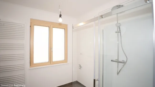 EG_BAD MIT GLASDUSCHE