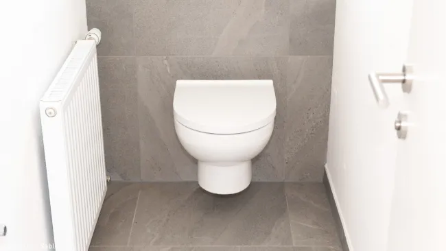 OG_GERÄUMIGE TOILETTE