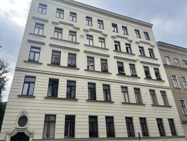 Großzügige, unbefristete 3-Zimmer-Altbauwohnung mit 98 m² - Nähe U4 Pilgramgasse - Titelbild