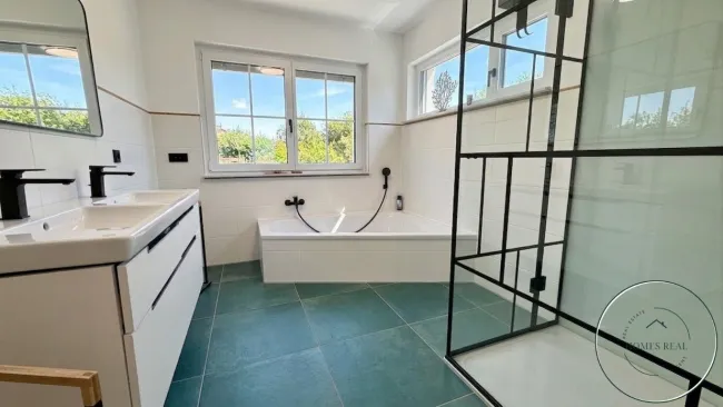 Mehr Platz für das Familienleben – stilvolles Einfamilienhaus mit 5 Zimmern, Doppelgarage & modernster Energietechnik - Titelbild