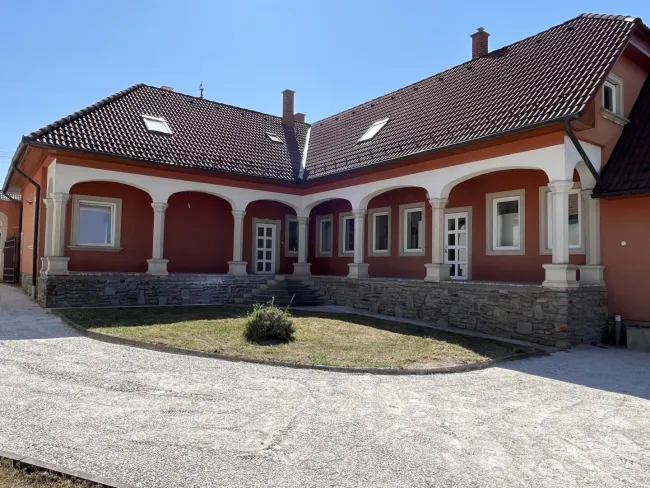 +++Traumhaus mit ländlicher Eleganz – ein geschmackvoll gestaltetes Einfamilienhaus im Herrenhausstil im Herzen von Lövő!+++ - Bild
