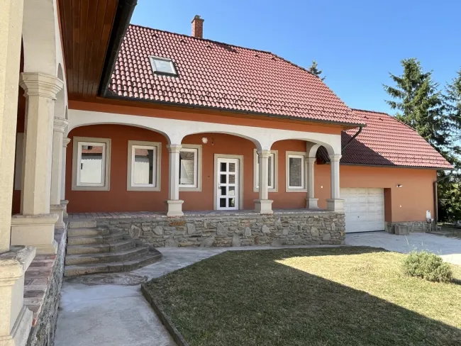 +++Traumhaus mit ländlicher Eleganz – ein geschmackvoll gestaltetes Einfamilienhaus im Herrenhausstil im Herzen von Lövő!+++ - Titelbild