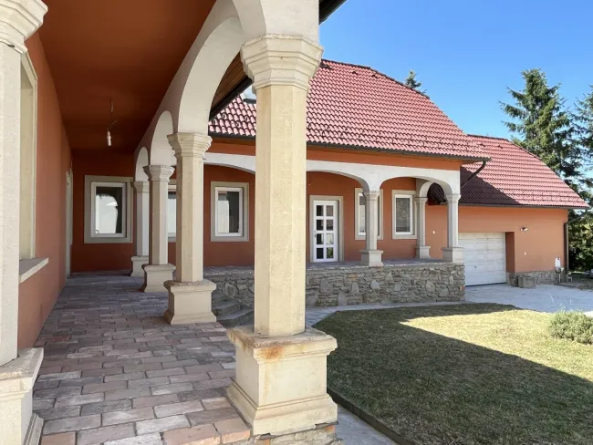 +++Traumhaus mit ländlicher Eleganz – ein geschmackvoll gestaltetes Einfamilienhaus im Herrenhausstil im Herzen von Lövő!+++ - Bild