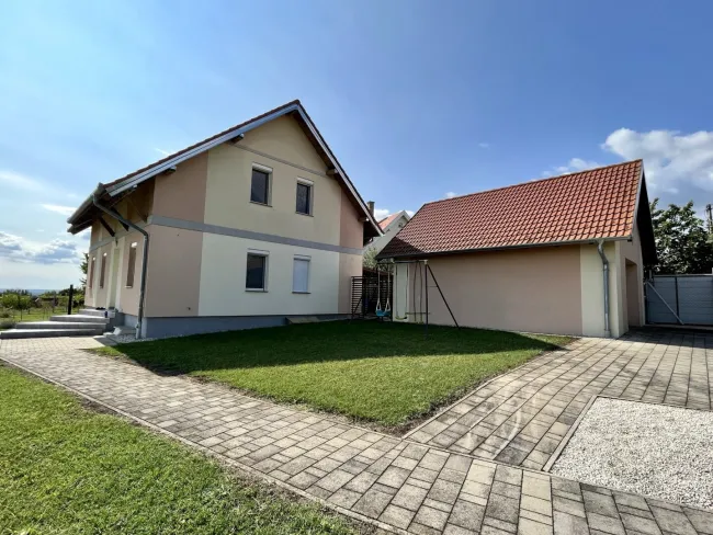 +++ Wohnen wo andere Urlaub machen – Einfamilienhaus mit traumhaftem Garten, Seeblick in Fertörakos +++ - Bild