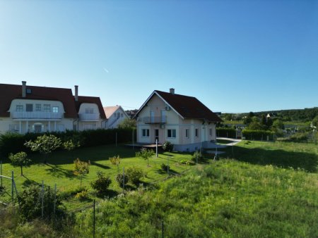 +++ Wohnen wo andere Urlaub machen – Einfamilienhaus mit traumhaftem Garten, Seeblick in Fertörakos +++