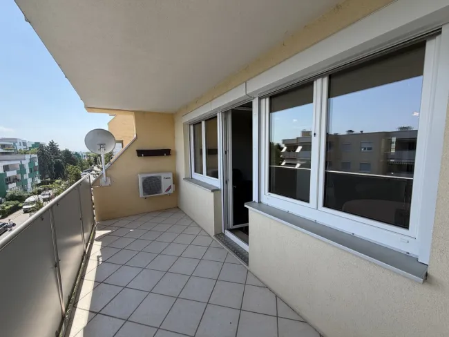 Großzügige 2-Zimmerwohnung mit Balkon, gepflegter Zustand, Ruhelage - Titelbild